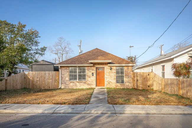 Building Photo - 3 Bedroom 2 Bath Home Biloxi