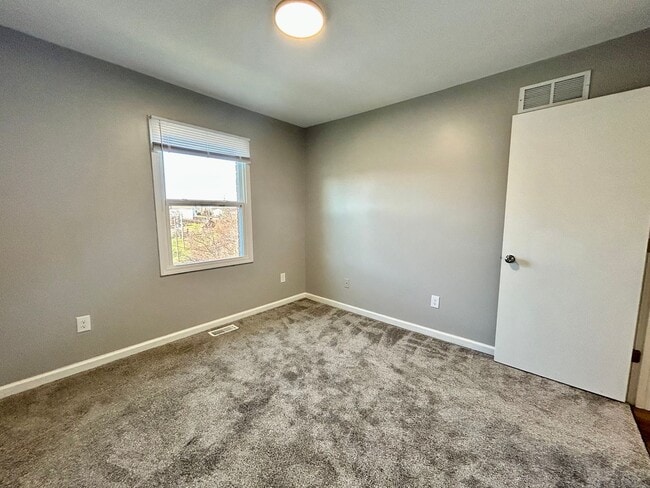 Building Photo - Modern 3BR Apartment in Richmond!