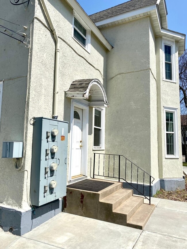 Building Photo - 305 8th Ave S