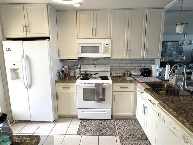 Building Photo - 3051 N Course Dr