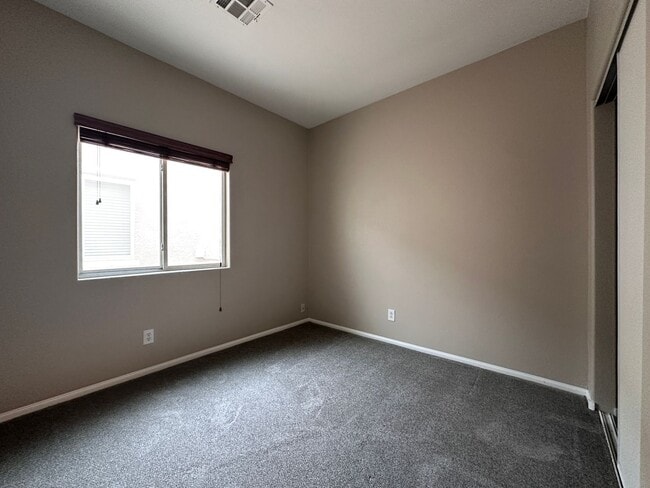 Building Photo - Spacious single story home w/3 beds, 2 bath, den, 2 car garage, near everything.