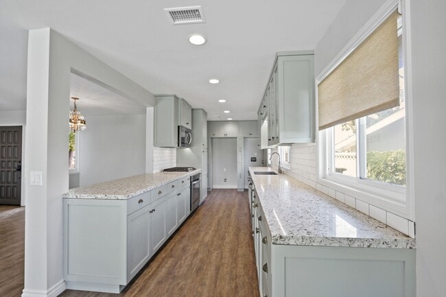 Building Photo - Lovely La Mirada Home