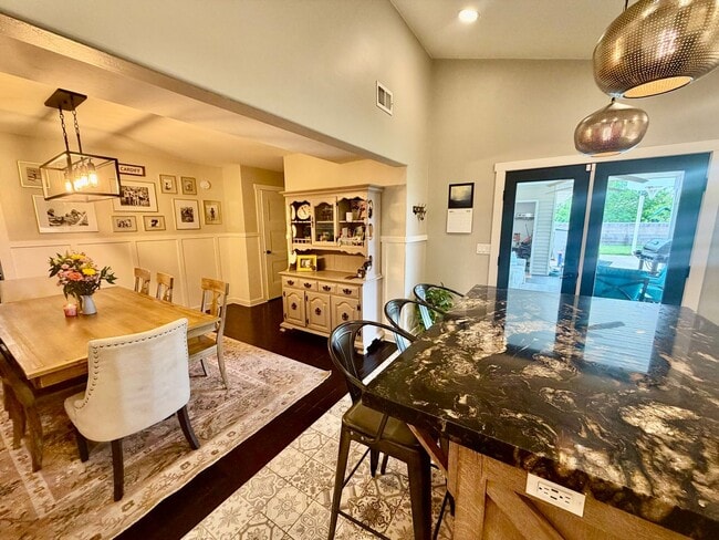 Building Photo - Gorgeous 4 Bedroom Home!!