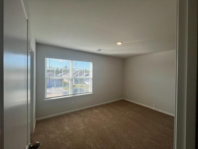 Building Photo - 15850 Berry Hl Dr