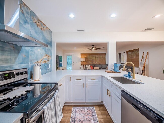 Building Photo - 418 N Palmway