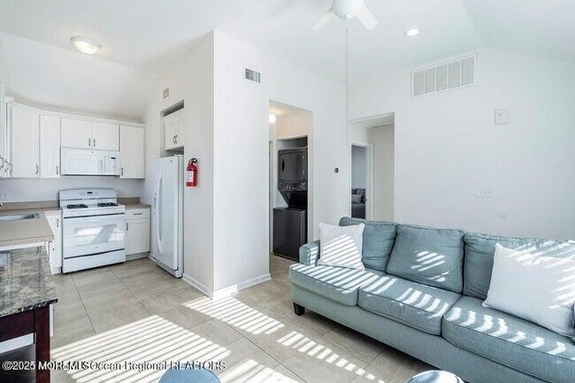 Building Photo - 109 W Pompano Way