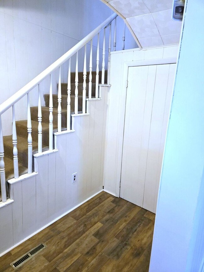 Building Photo - Spacious 3-bedroom single-family home in C...