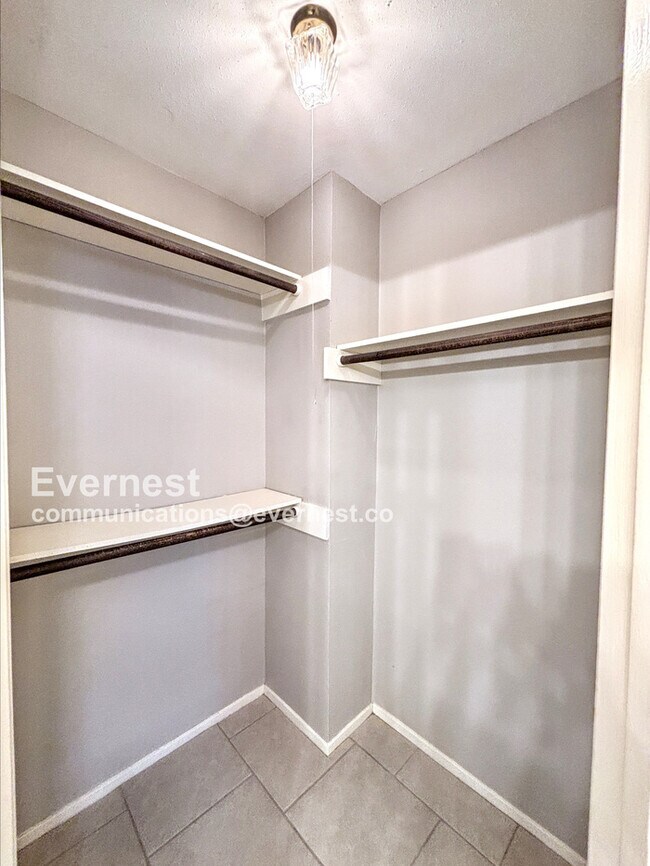 Building Photo - Stunning 3 Bed, 2.5 Bath Home with Modern ...