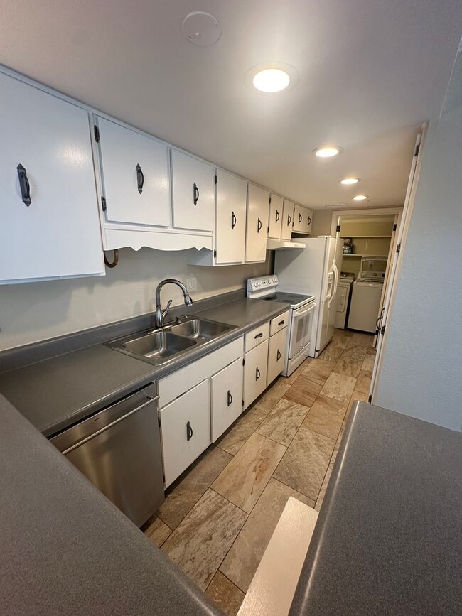 Building Photo - 3BD/2BA Townhouse located in Whispering Oaks!