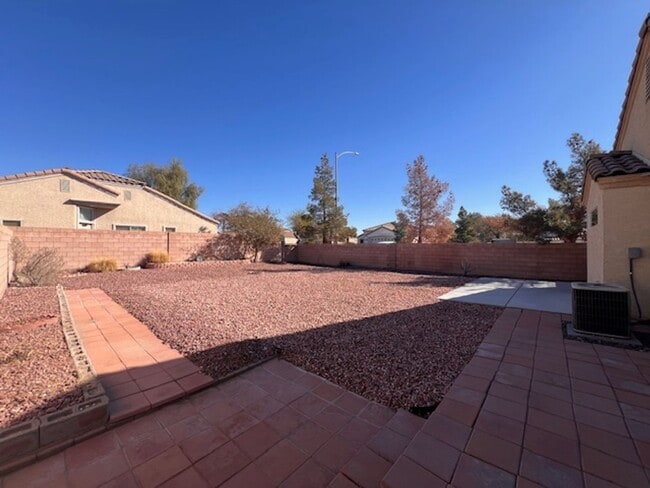 Building Photo - 3bed/2bath single story house with spaciou...