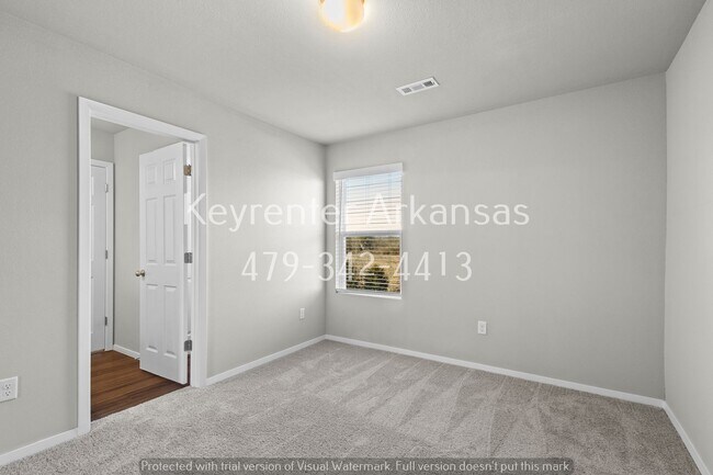 Building Photo - 811 E Sparrow Cir