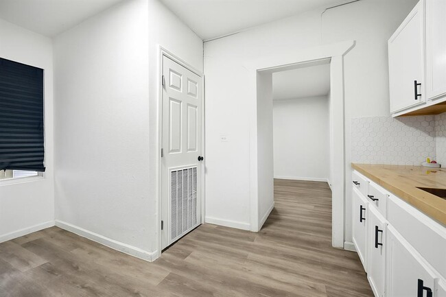 Building Photo - 1 N Elmendorf St