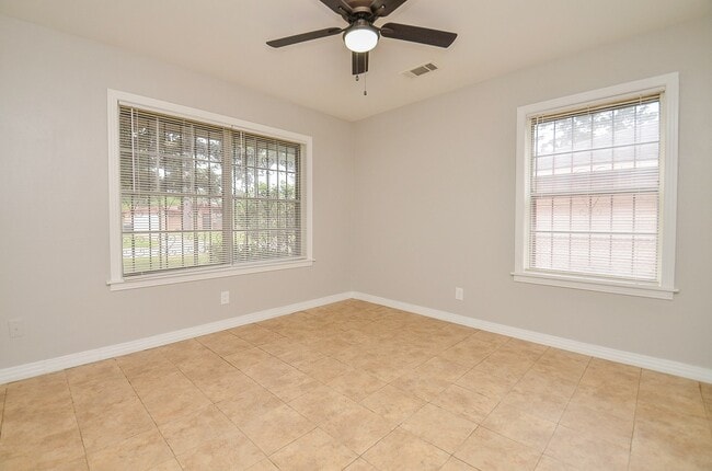 Building Photo - 10403 Royal Oaks Dr