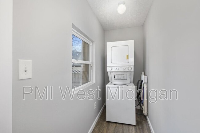 Building Photo - 1038 3rd St NW