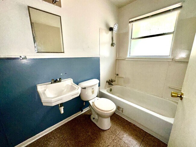 Building Photo - 611 McArthur Dr