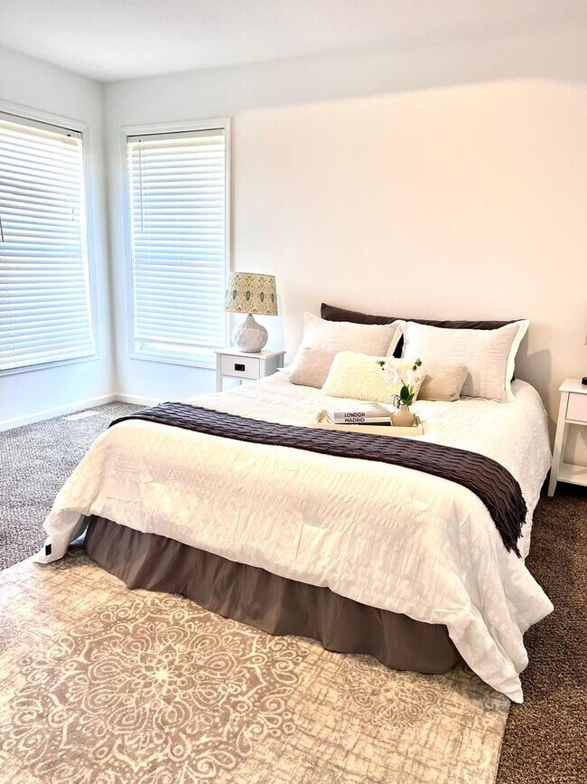 Building Photo - COMING SOON!! HUGE Northland 4 Bed 2.5 Bat...
