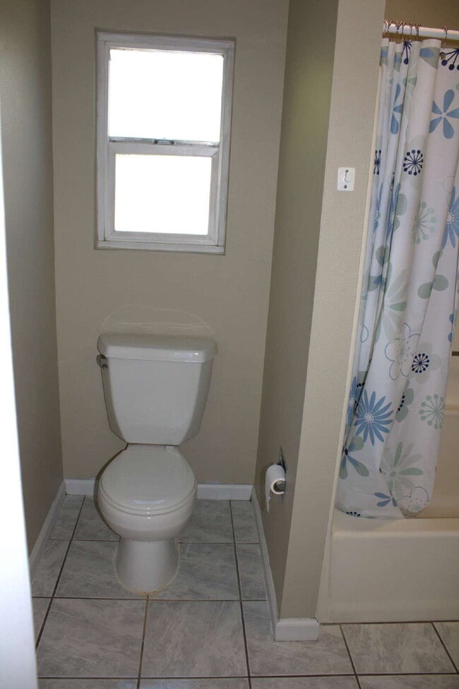 Building Photo - 1 Bed/1 Bath Studio for Rent! 1 Mile from ...