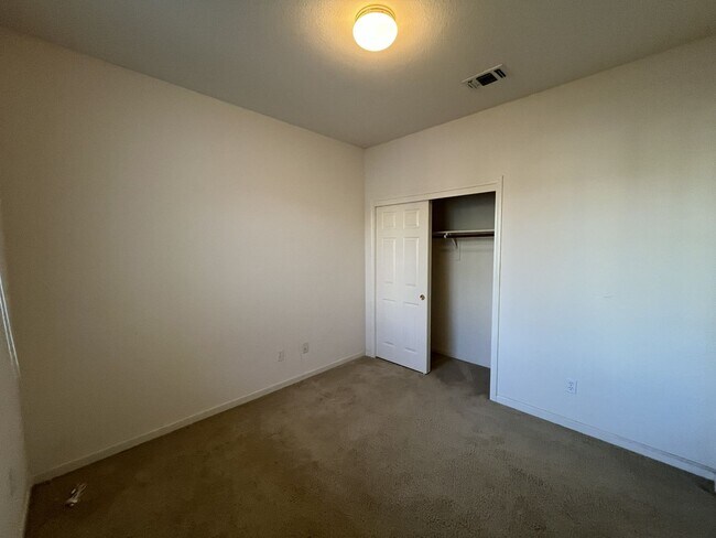 Building Photo - Residential 3 bed 2 bath in Elk grove
