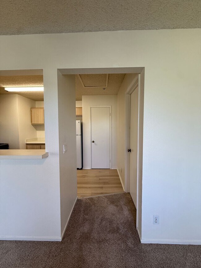 Building Photo - Centrally Located Las Palmas Upstairs Cond...