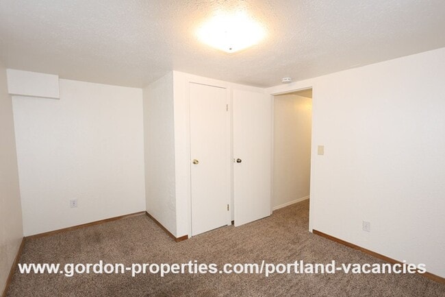 Building Photo - SE 57th Ave - 5 bedroom home with fireplac...