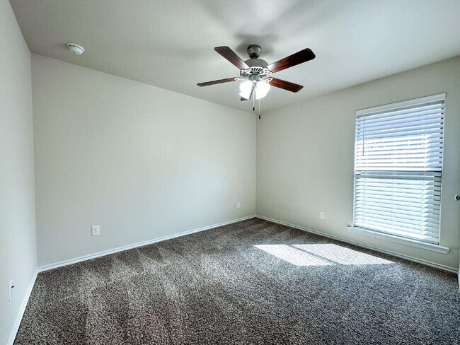 Building Photo - 3/2/2 Home in Windstone!