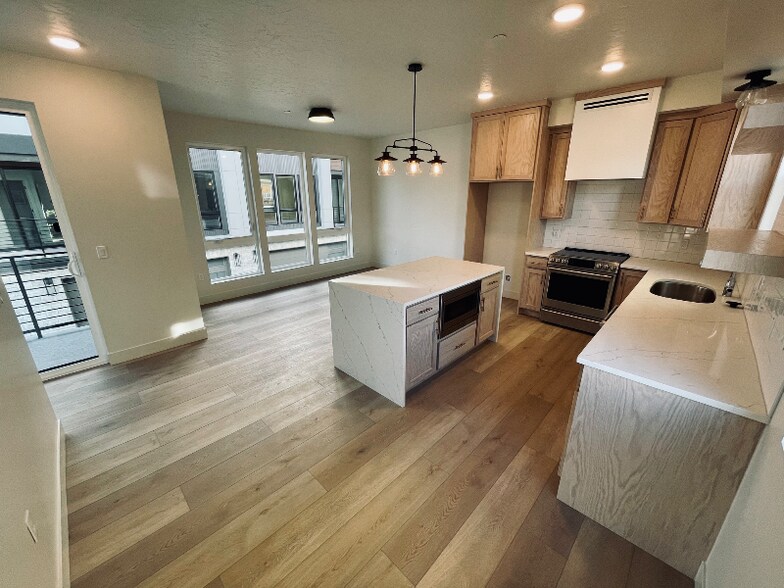 Building Photo - 532 E 500 S