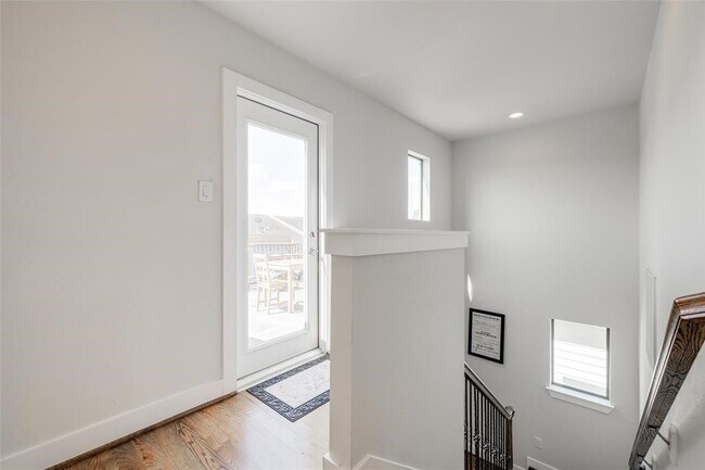 Building Photo - 4106 Marina St