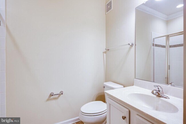 Building Photo - 833 Jarrett Ln