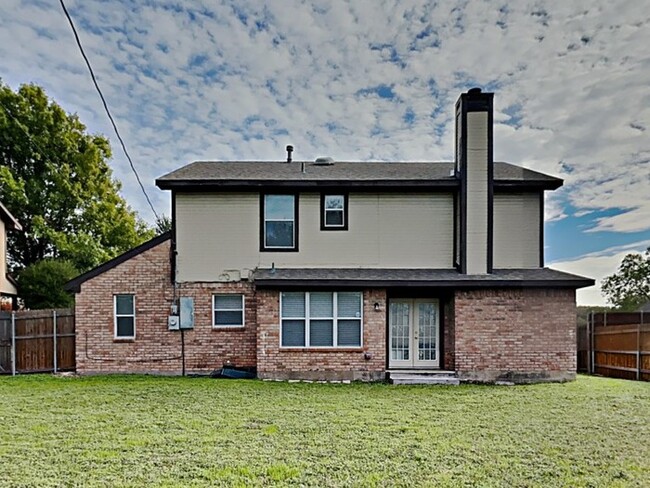 Building Photo - Spacious 3/2.5 Tudor Style Home!