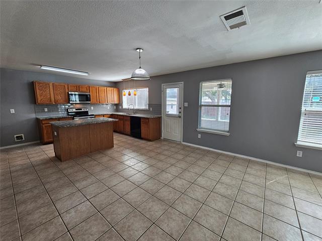 Building Photo - 2408 Finch Dr