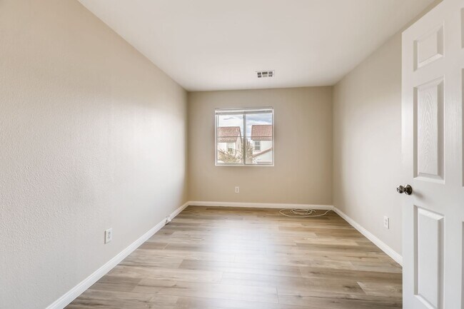 Building Photo - Beautiful 3 bedroom, 2.5 bath 2 story home!