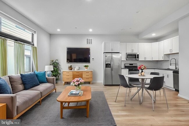 Building Photo - 385 Martin St