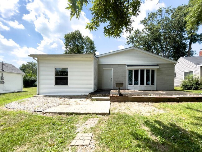 Building Photo - PRELEASING for AUGUST! 5 Bedroom, 3 Bathroom Home Close to Campus: In-Unit Washer and Dryer