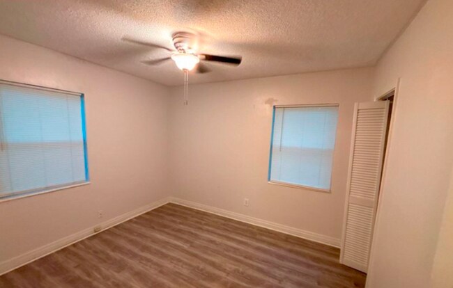 Building Photo - 3024 W 1st St