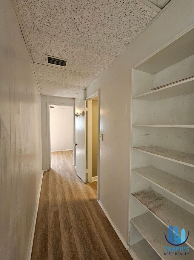 Building Photo - Spacious 3 Bedroom, 2 Bath home with a 2 CAR Carport near down St. Petersburg *Available Now*