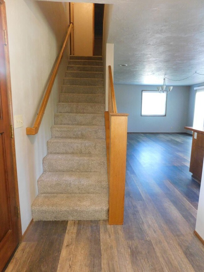 Building Photo - Beautiful 4 Bedroom, 2.5 Bathroom Home in ...