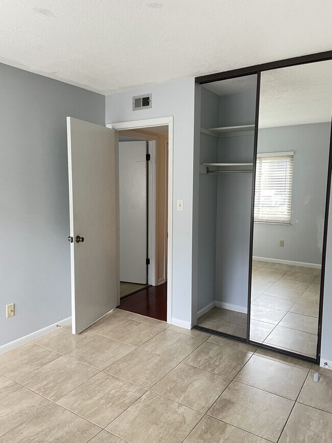 Building Photo - 7 Escondido Cir