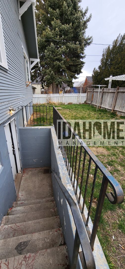 Building Photo - 626-628 W Custer St