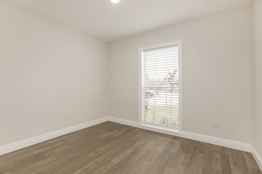 Building Photo - 412 Regal Park Dr