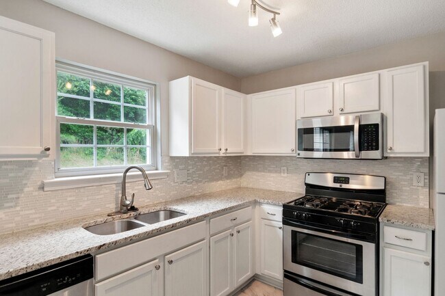Building Photo - Great 3 Bedroom Home with Large Yard and 1 Car Garage! Raleigh-Available July 15th!