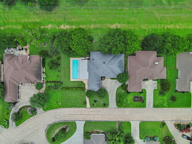 Building Photo - Experience the luxury of resort-style living in Bentwater, one of Lake Conroe’s premier gated com...