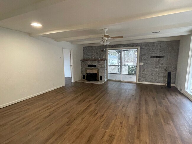 Building Photo - Rental Home in Hollister MO 3 bedroom 3 bath home with garage and fenced yard