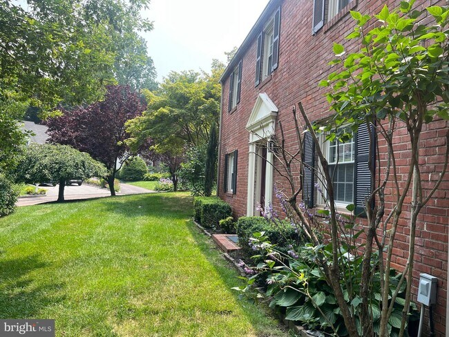 Building Photo - 102 Hillside Cir