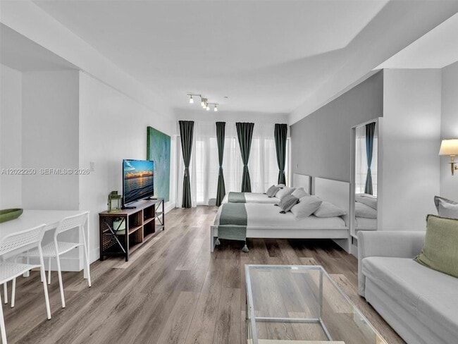 Building Photo - 1052 Ocean Dr