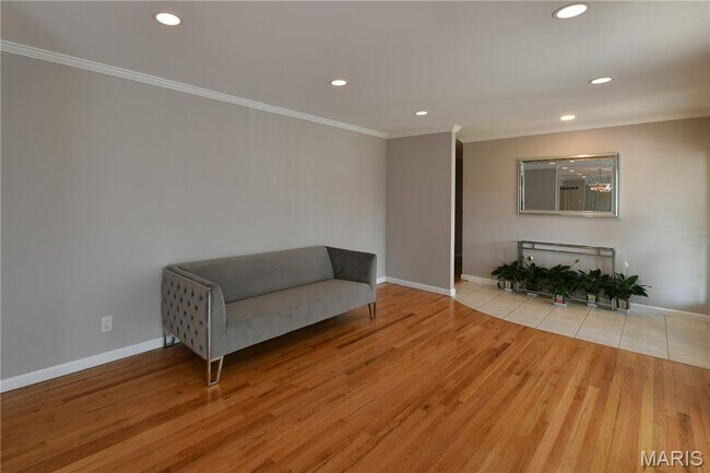 Building Photo - 965 Orchard Lakes Dr