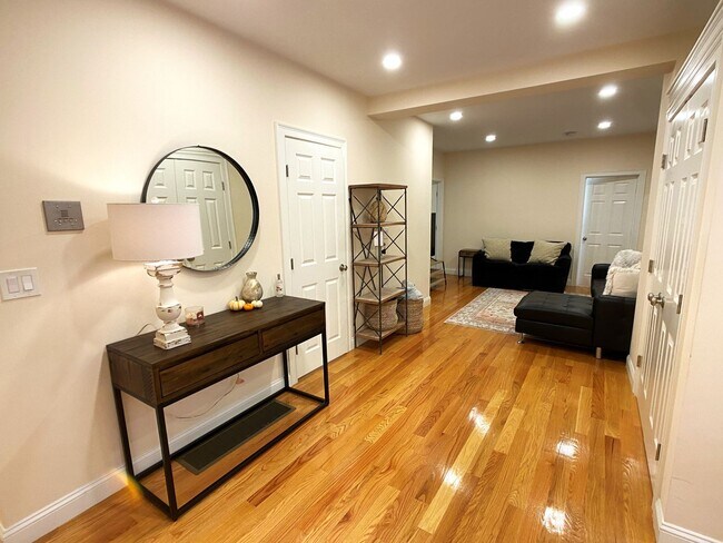 Building Photo - Awesome 4 bed 2 bath in Somerville... Don't miss out!!