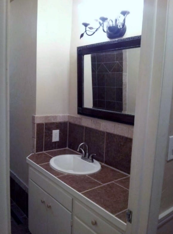 Building Photo - 2215 W Admiral Ave