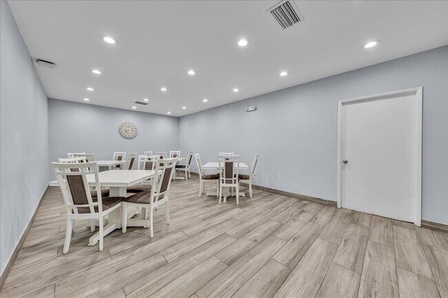 Building Photo - 3520 Oaks Way