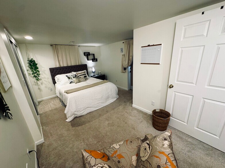 Garden Room - Queen Bed (photo 1) - 11116 Kensington Ave
