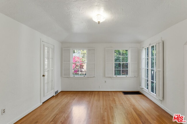 Building Photo - 3528 Fernwood Ave